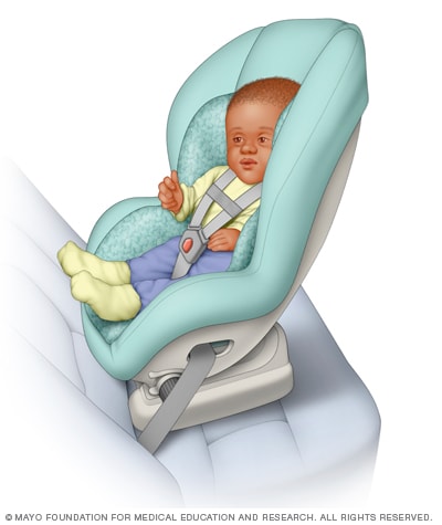 转换型安全座椅中坐着一个婴儿 