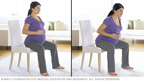Una persona en trabajo de parto se mece mientras está sentada