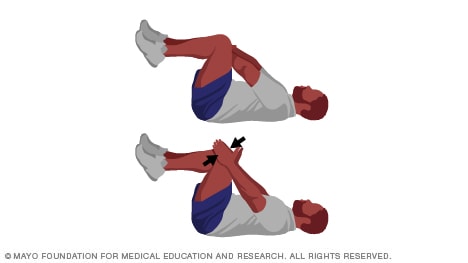 Persona haciendo variaciones de un ejercicio para fortalecimiento del tronco y abdominales con ambas piernas