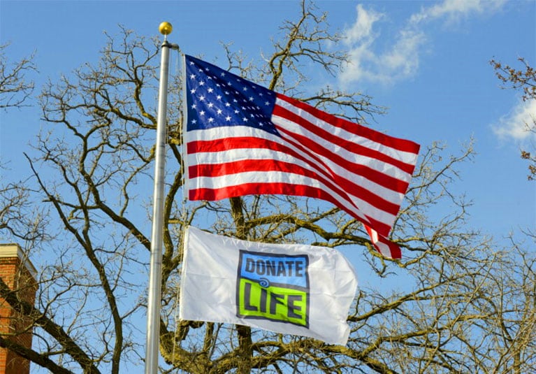 “捐赠生命”旗帜致敬患者的捐献