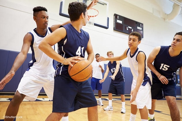Adolescentes jugando baloncesto
