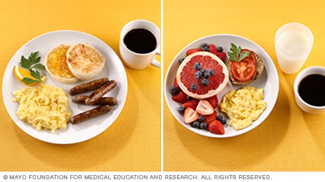 鸡蛋香肠与均为健康的鸡蛋水果早餐