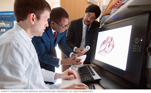 فريق من الأطباء يُناقشون الطباعة ثلاثية الأبعاد