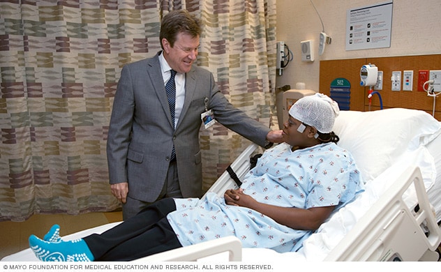 طبيب يتناقش مع المريض في أثناء الاختبار