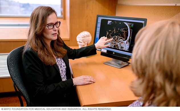 Una neuróloga de Mayo Clinic conversa con una mujer sobre su diagnóstico.