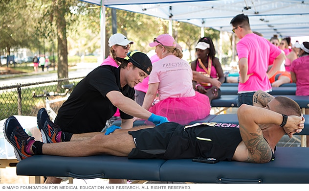 妙佑医疗国际的医务人员为在佛罗里达州参加唐纳全国乳腺癌马拉松赛 (DONNA National Marathon to Finish Breast Cancer) 的跑步运动员提供医疗救护。