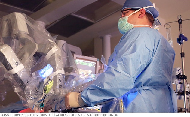 一位内分泌外科医生正在控制台执行机器人手术。