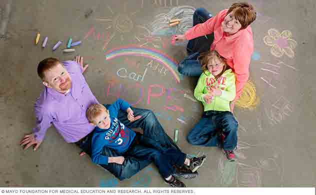 家长和儿童参与者用粉笔完成创造性运动。