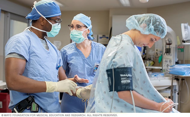 Especialistas en anestesiología hacen una consulta para la anestesia epidural de un paciente.
