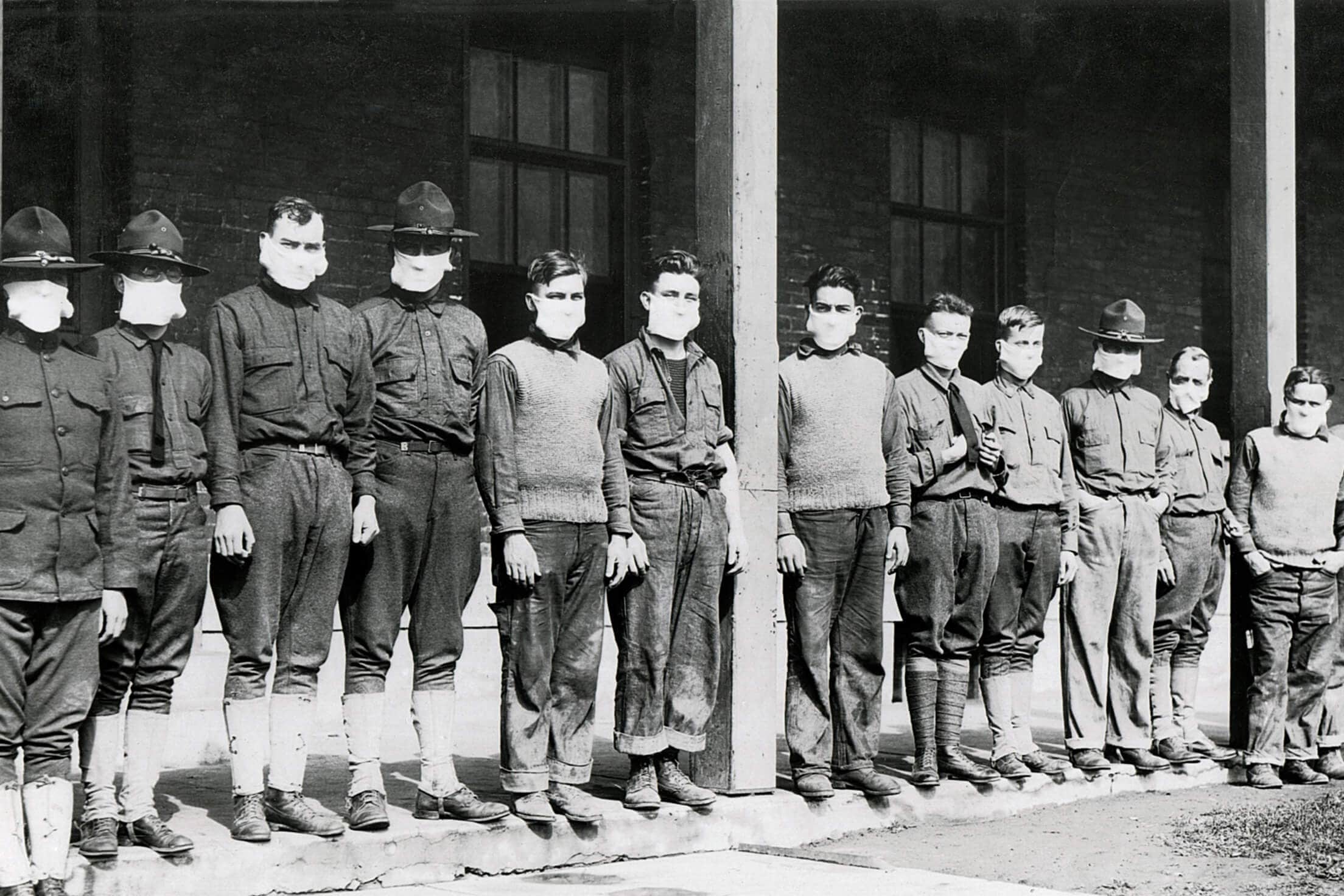 رجال جيش في طابور يرتدون كمامات في أحد المستشفيات أثناء جائحة الإنفلونزا عامي 1918 و1919