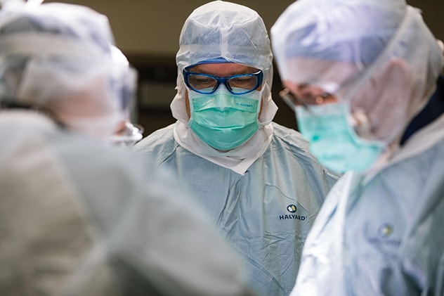 Equipo de cirugía de Mayo Clinic realiza una intervención quirúrgica.