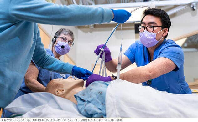 Trabajo de los proveedores de atención médica del Departamento de Medicina de Emergencia de Mayo Clinic durante un simulacro.
