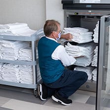 Un voluntario de Mayo Clinic en Florida reabastece el calentador de mantas.